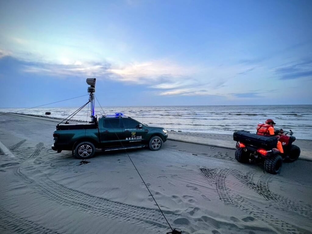 桃園市4名16歲少年2日傍晚結伴至竹圍海水浴場戲水，卻不慎遭海浪捲走，其中2人獲救上岸，另外2人至晚間仍下落不明，已動員沙灘車、熱顯像車、海巡艇等投入搜救中。（海巡提供）中央社記者葉臻傳真 114年8月2日