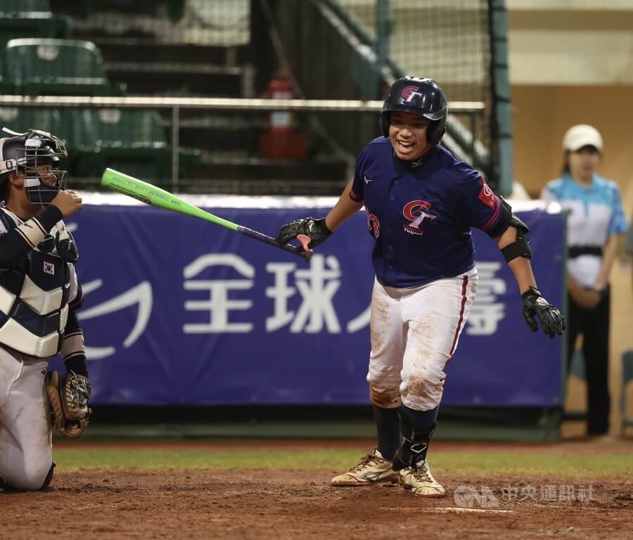 U12世界盃棒球賽複賽2日晚間進行台灣與韓國之戰，雙方一路鏖戰至延長賽9局，韓國投手遇亂流，台灣小將鍾定栩（右）獲得保送，擠回壘上隊友、助隊添分。中央社記者張新偉攝　114年8月2日