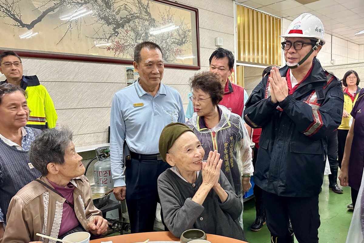 陳其邁(左三)至收容所慰問安置民眾。 圖：高雄市政府/提供