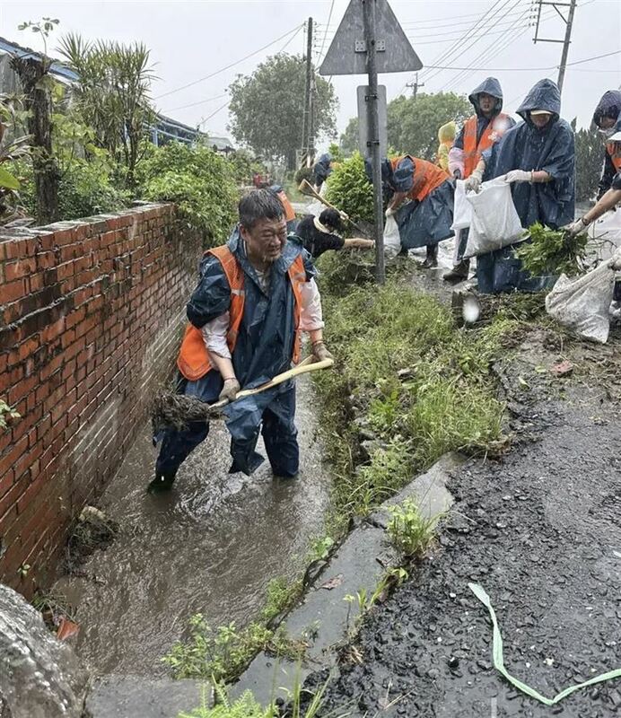 民進黨重返災區拚行動，志工禁競選背心、何博文親赴現場清淤。 圖：翻攝陳柏惟臉書