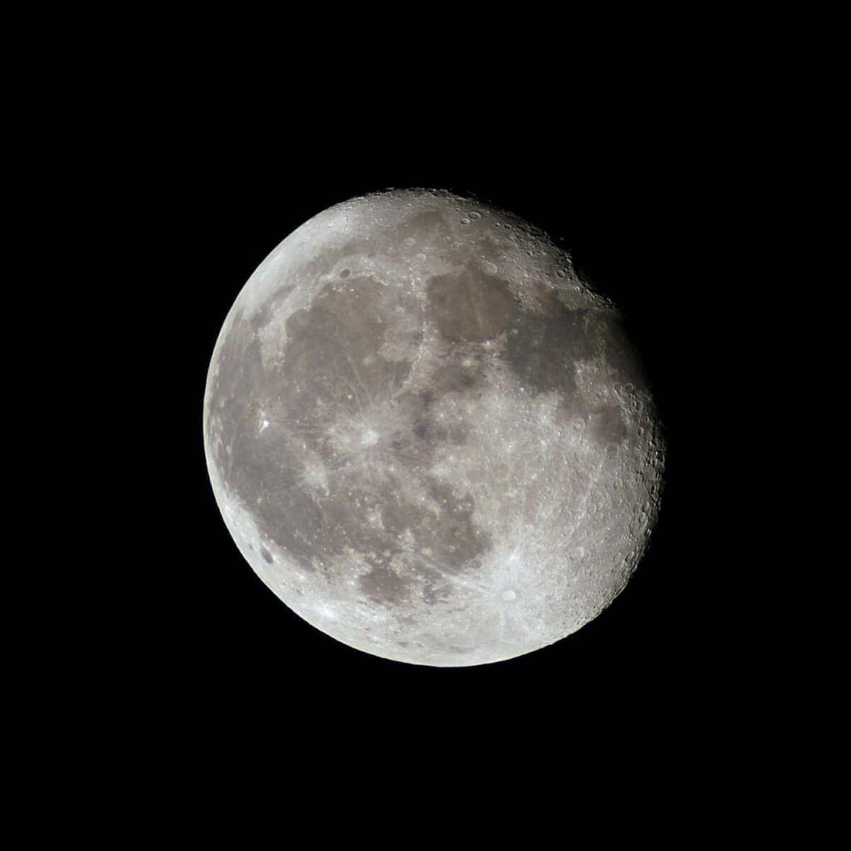 國家太空中心啟動首個月球探勘任務，規劃將2個科學任務酬載儀器，整合進月球著陸器，最快2028年發射升空。  （圖取自Pixabay圖庫）