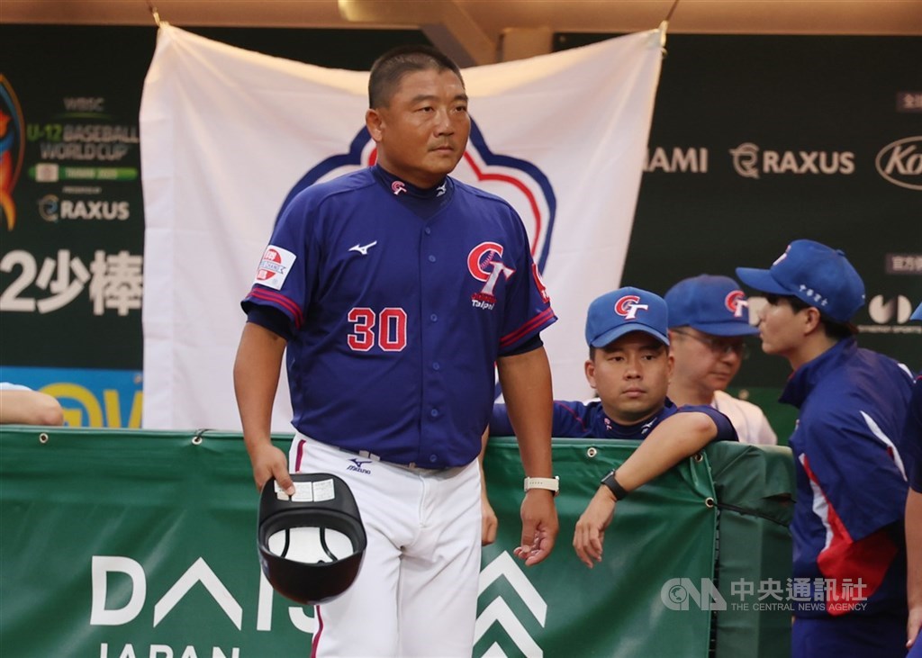U12世界盃棒球賽台灣2日延長賽9局擊敗韓國，但最後一任投手黃宇謙不符合隔場規定，台灣隊總教練章子健（前）被禁賽1場。（中央社檔案照片）