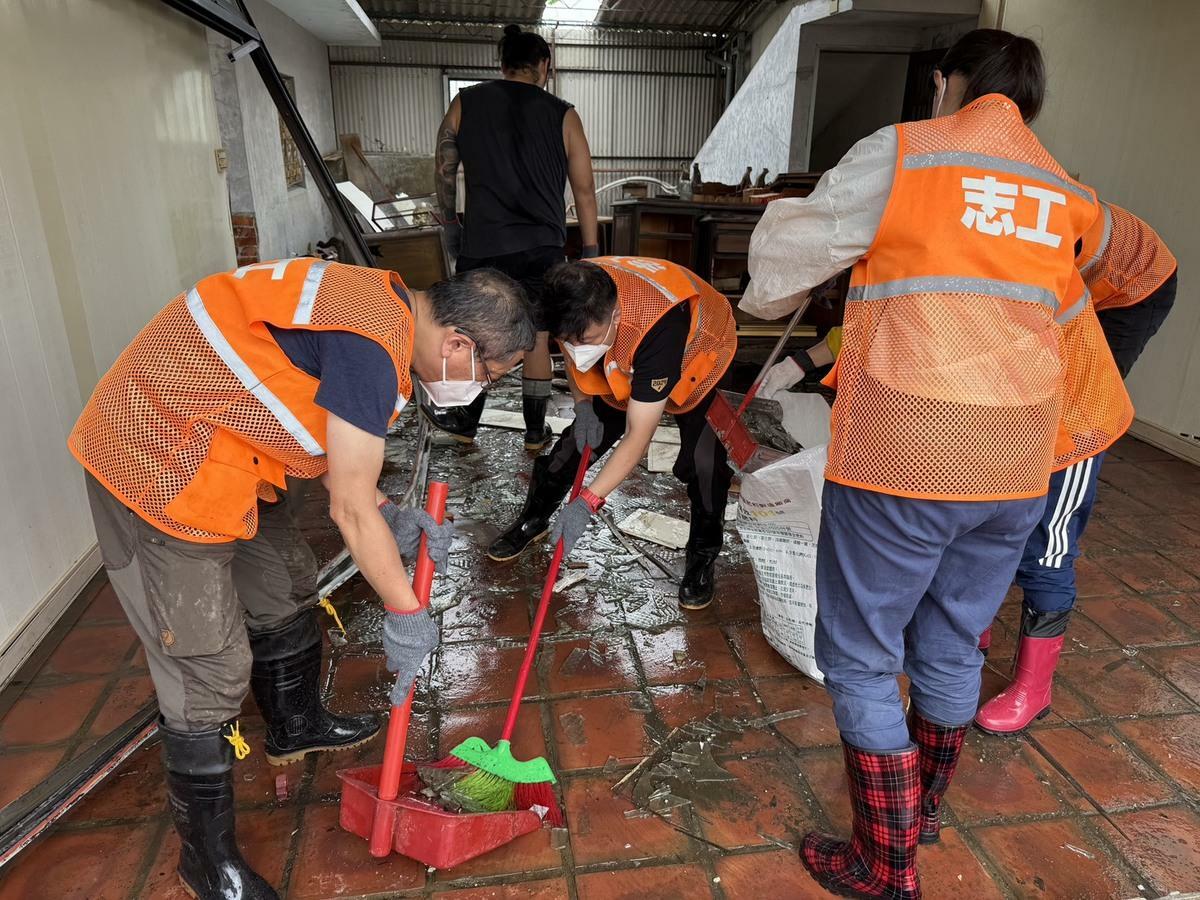民進黨中央組成志工團赴台南救災。 圖：民進黨 / 提供