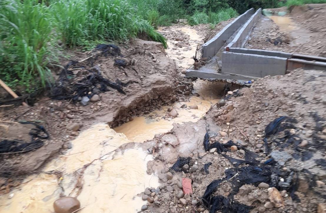 光電業者砌的排水溝，不敵雨水不斷沖刷土石，有一段已經懸空，地基持續被掏空。 圖：柯志恩辦公室/提供