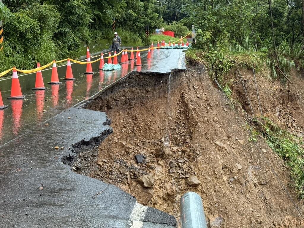 台20線南橫公路日前有車輛墜谷，李姓一家5口疑均罹難。搜救人員尋獲部分人員遺體，並找到疑似墜谷車輛。3日上午因山區雨勢過大等因素，目前暫停搜救，待下午再行評估。 圖：高雄市消防局提供/中央社