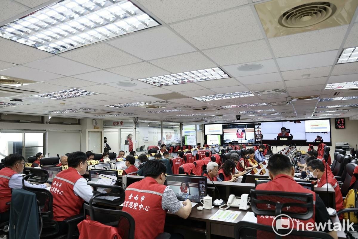 行政院長卓榮泰今日於中央災害應變中心，與台南市等地方政府首長召開視訊會議，針對受西南氣流影響、南部地區持續出現強降雨的因應情形進行討論。 圖：台南市政府提供
