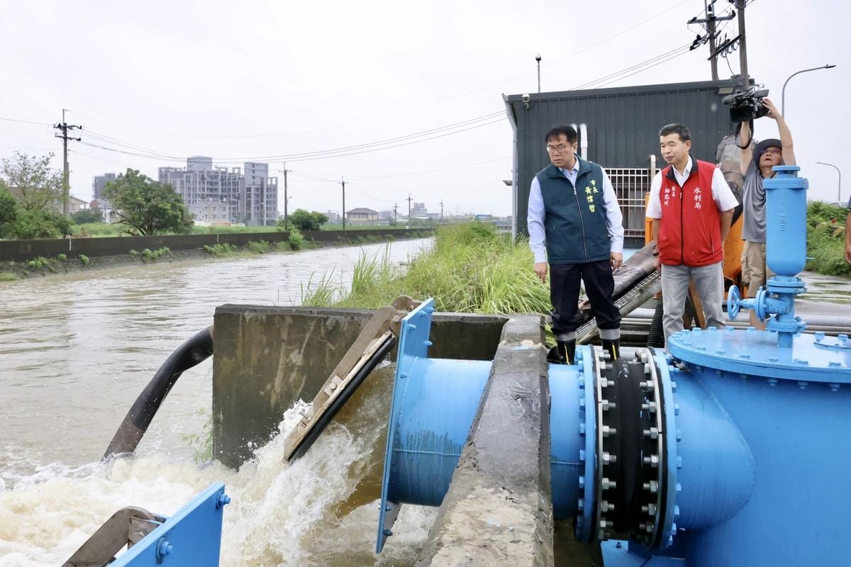 黃偉哲今天一早再度前往安定區下洲子抽水站視察，關心該地區的排水情形。 圖：台南市政府提供
