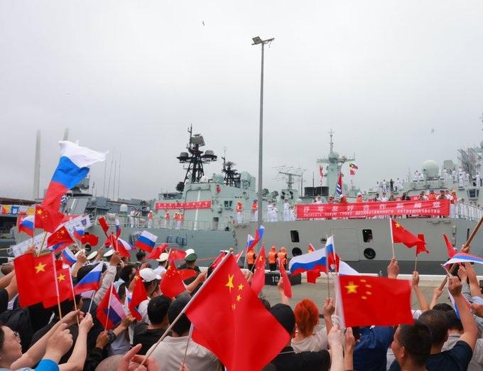 中國解放軍海軍與俄羅斯海軍太平洋艦隊自當地時間 1 日起，展開「海上聯合 2025」聯合軍演，解放軍艦隊也於當地時間 31 日抵達主辦演習的海參崴。 圖：翻攝自 @China_Navy X 帳號