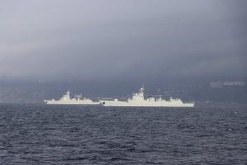 有外媒報導稱，解放軍此次派出「長城 210 號」潛艦參與聯合軍演活動，是中國史上首次派遣潛艦至外國地區參與軍演。圖為中俄演習艦隊。 圖：翻攝自 @China_Navy X 帳號