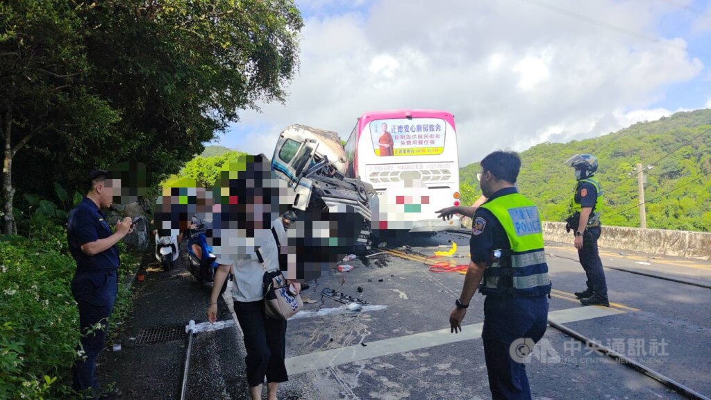 新北市萬里區中福路23日上午發生曳引車和國光客運車禍。（翻攝照片）