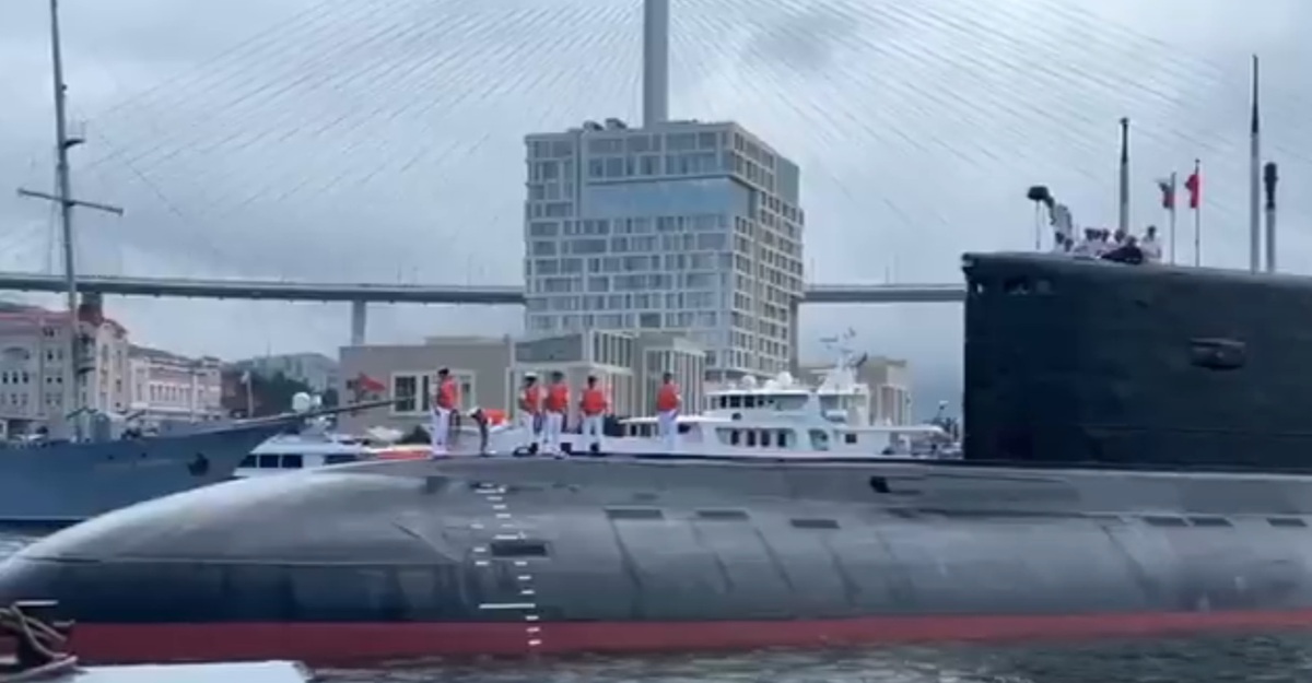外媒報導，編號為「長城210」的中國潛艦於2025年7月31日抵達俄羅斯符拉迪沃斯托克。 圖：翻攝俄媒