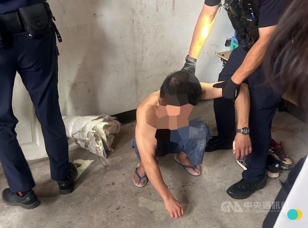 新北市廖姓通緝犯（蹲者）騎機車遭警攔查，涉拒檢拖行員警並加速逃逸，遭警循線緝獲送辦。（翻攝照片）中央社記者王鴻國傳真 114年8月3日