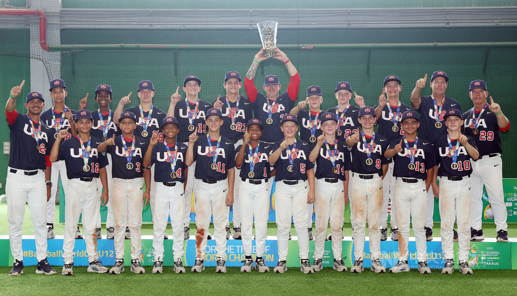 U12世界盃棒球賽美國隊3日冠軍戰以7比1擊敗日本隊、完成3連霸；總教練馬德森（舉獎盃者）頒獎典禮時高舉獎盃與全隊合影。中央社記者張新偉攝　114年8月3日