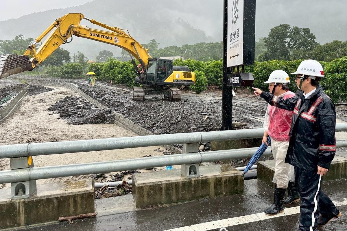 陳其邁(右一)在六龜勘災時視察野溪清疏工作。 圖：高雄市政府/提供