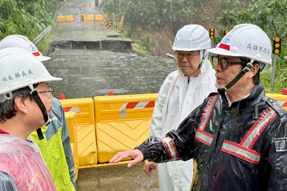陳其邁(右)在六龜視察道路中斷受阻情形。 圖：高雄市政府/提供