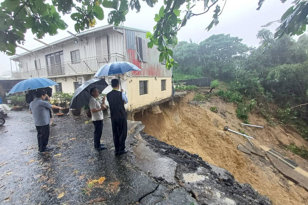 中南部持續豪雨，台南市柳營區旭山里一處民宅2日晚間發生地基掏空、邊坡土石滑落情形，區公所與相關單位人員3日前往會勘，為避免後續可能災害，緊急撤離住戶共8人。（柳營區公所提供）中央社記者楊思瑞台南傳真　114年8月3日