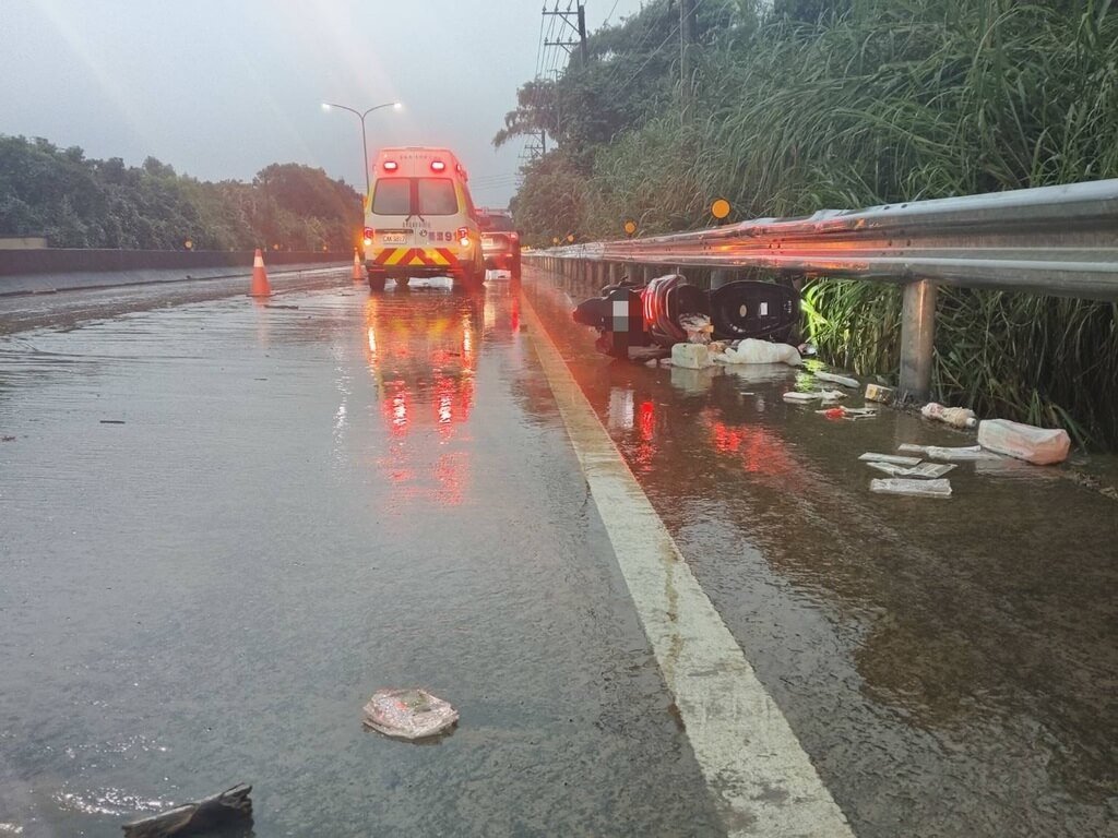 有民眾2日清晨在台29線73.7公里處，發現一部發動中機車倒臥路旁，現場卻未見駕駛，直至3日再有民眾於高雄林園區外海發現一具浮屍，經警方比對指紋，確認為日前在旗山地區失蹤黃姓女子，後續將依規定報請相驗。圖為2日警消到事故現場協處畫面。（高雄市警察局旗山分局提供）中央社記者張已亷傳真　114年8月3日