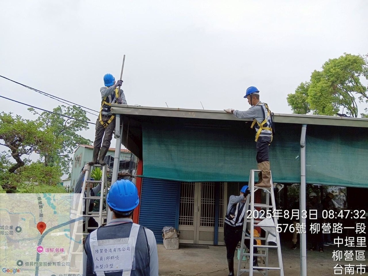 行政院「雲嘉南災後復原前進指揮所整合中央單位」與臺南市17區公所，動員109家修繕廠商投入災屋修繕。 圖：行政院提供