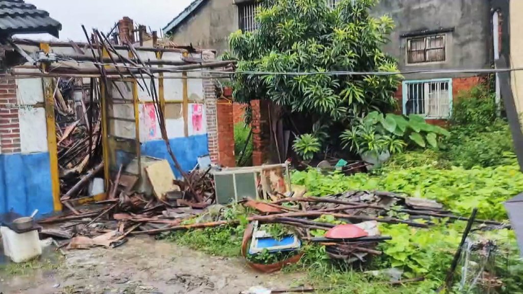 雲林縣斗南鎮將軍里一棟磚造竹筒屋3日下午坍塌，當地民眾表示，老厝經過7月初颱風已半倒，再經歷這兩日大雨後，屋頂就陷下去；確切原因尚待警消調查。（民眾提供）中央社記者蔡智明傳真　114年8月3日