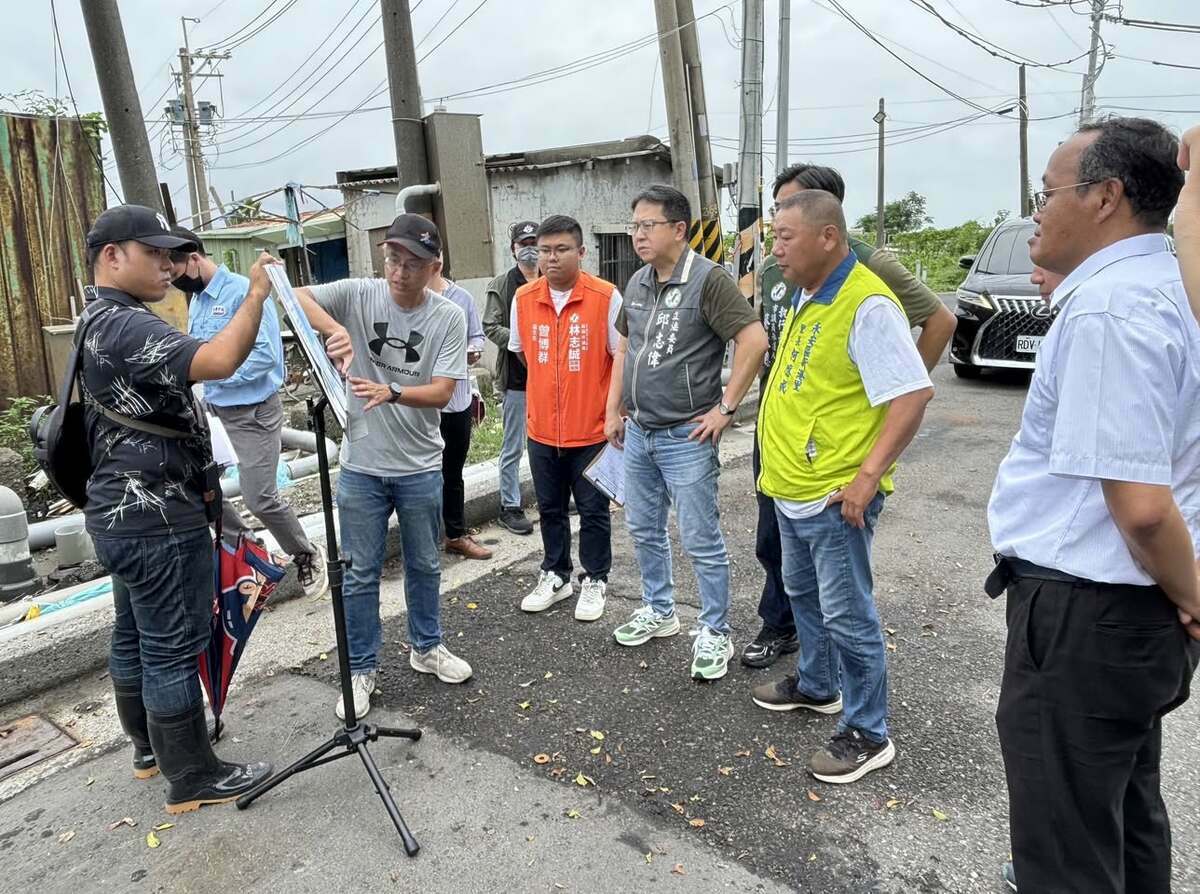 立委邱志偉今日（ 3日）發文，文中為在颱風中受影響的民眾發聲，通訊設備的斷訊造成許多民眾的不便。 圖：翻攝自邱志偉臉書