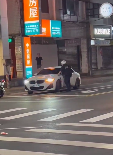 藝人侯沁潔於晚間，駕駛一輛白色BMW轎車行經新莊區幸福路與中和街口時，突然將車輛停置在路中央，巡邏員警發現異狀上前盤查，見其手持手機講電話，立即要求熄火並出示證件，未料侯女拒絕配合，甚至企圖駕車駛離員警逃逸。 圖：翻攝自臉書「爆料公社」