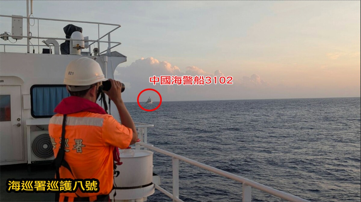 中國海警船「3102」本月2日侵擾我東沙群島海域，我海巡隨即派遣「巡護八號」進行監視驅離。 圖：海巡署提供