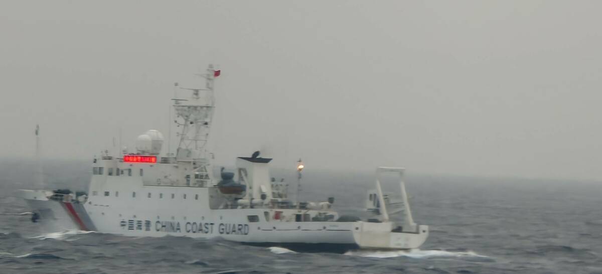中國海警船「3102」本月2日侵擾我東沙群島海域，我海巡隨即派遣「巡護八號」進行監視驅離。 圖：海巡署提供