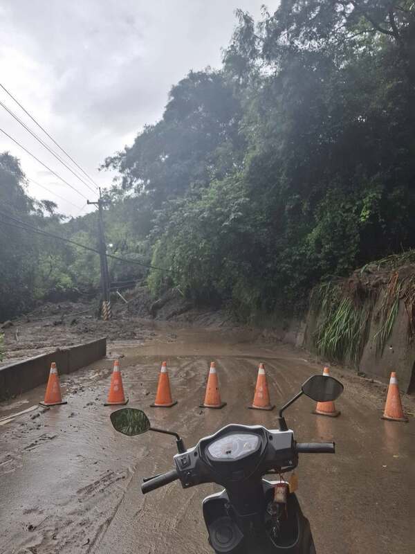 台中市霧峰區桐林山區近日因連續強降雨，導致銜接民生路的北坑巷路段出現多次土石流災情。 圖：霧峰桐林里長林國安提供