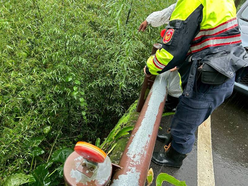 阿里山消防分隊與當地派出所員警、義消組成搜救隊，昨日持續搜尋至深夜未果，今日清晨7時再度集結展開地毯式搜索，並運用空拍機自空中擴大搜救範圍。 圖：嘉義縣消防局提供