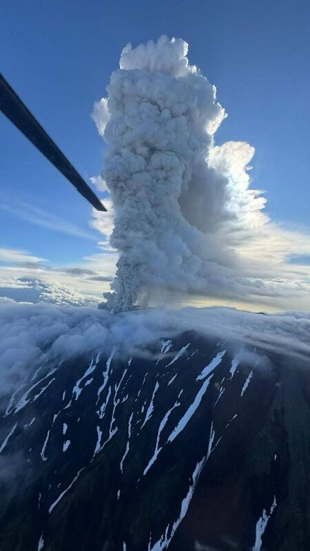 堪察加半島克拉謝寧尼科夫火山噴發造成的火山灰，已達6公里高 圖 : 翻攝自X：@oldLentach
