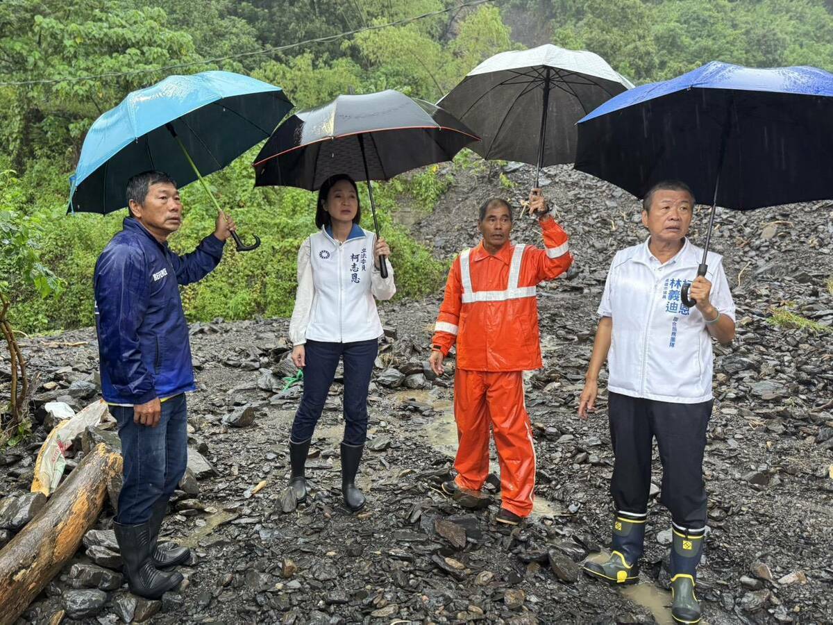 柯志恩(左二)與林義迪(右一)勘察六龜大津里土石流災情。 圖：柯志恩辦公室/提供