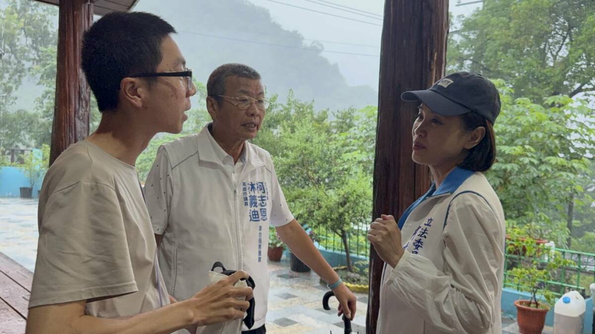柯志恩(右)至寶來溫泉山莊關心被安置的市民狀況。 圖：柯志恩辦公室/提供
