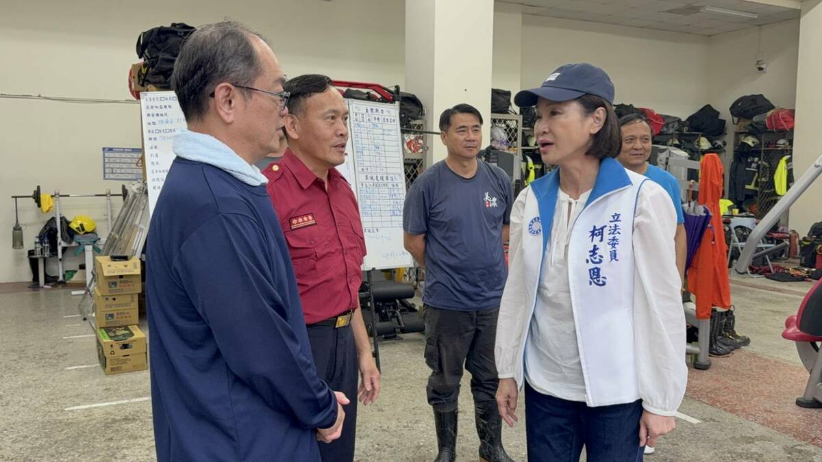 柯志恩(右一)至寶來消防分隊關心區公所與消防隊同仁。 圖：柯志恩辦公室/提供