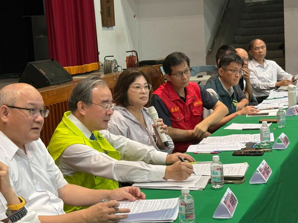 立院財政委員會南下台南考察召開「丹娜絲風災及0728豪雨對台南地區農、漁、牧、蘭花業者所造成之災損及政府各項協助措施執行情形」座談會。 圖：立法委員賴惠員辦公室提供