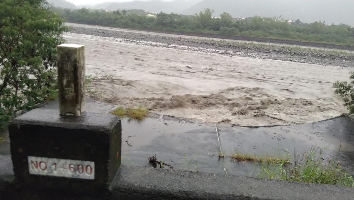 受西南氣流影響，高雄市六龜發生致災性豪雨，造成多處溪水暴漲，沖毀橋樑。 圖：翻攝自六龜大小事