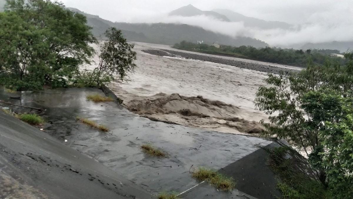 受西南氣流影響，高雄市六龜發生致災性豪雨，造成多處溪水暴漲，沖毀橋樑。 圖：翻攝自六龜大小事