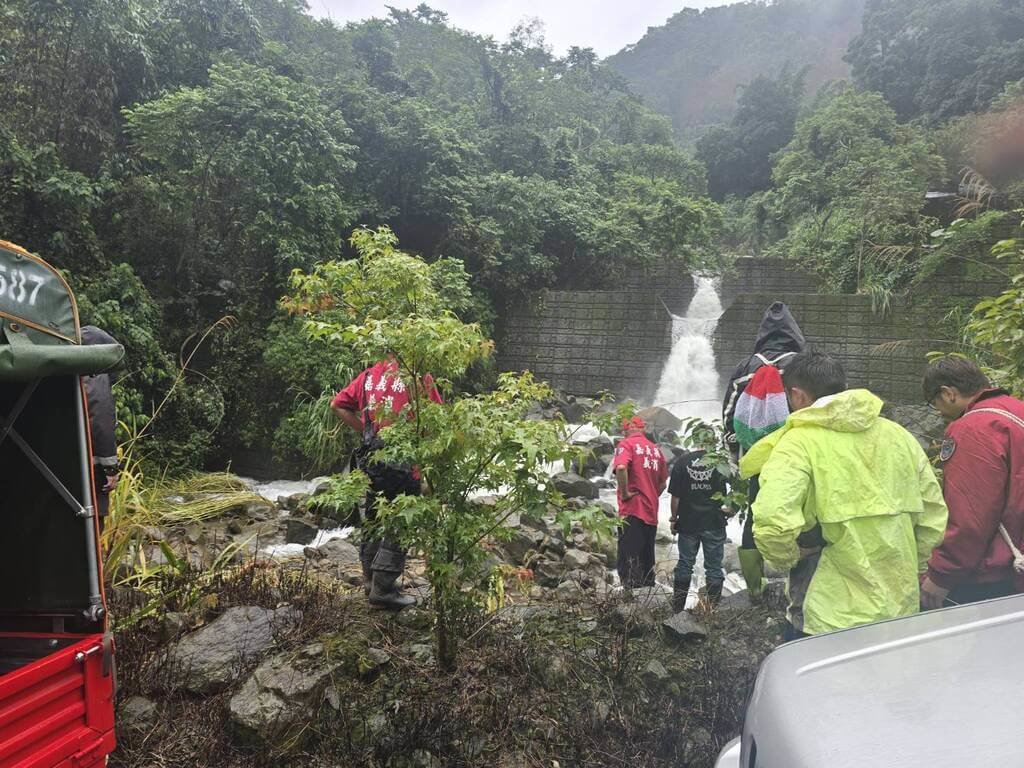 嘉義縣阿里山鄉里佳部落高姓婦人3日上午外出失蹤，疑跌落家旁野溪，警消獲報協尋未果，4日上午天亮後再度集結前往事發地點進行搜救。（警方提供）中央社記者蔡智明傳真  114年8月4日