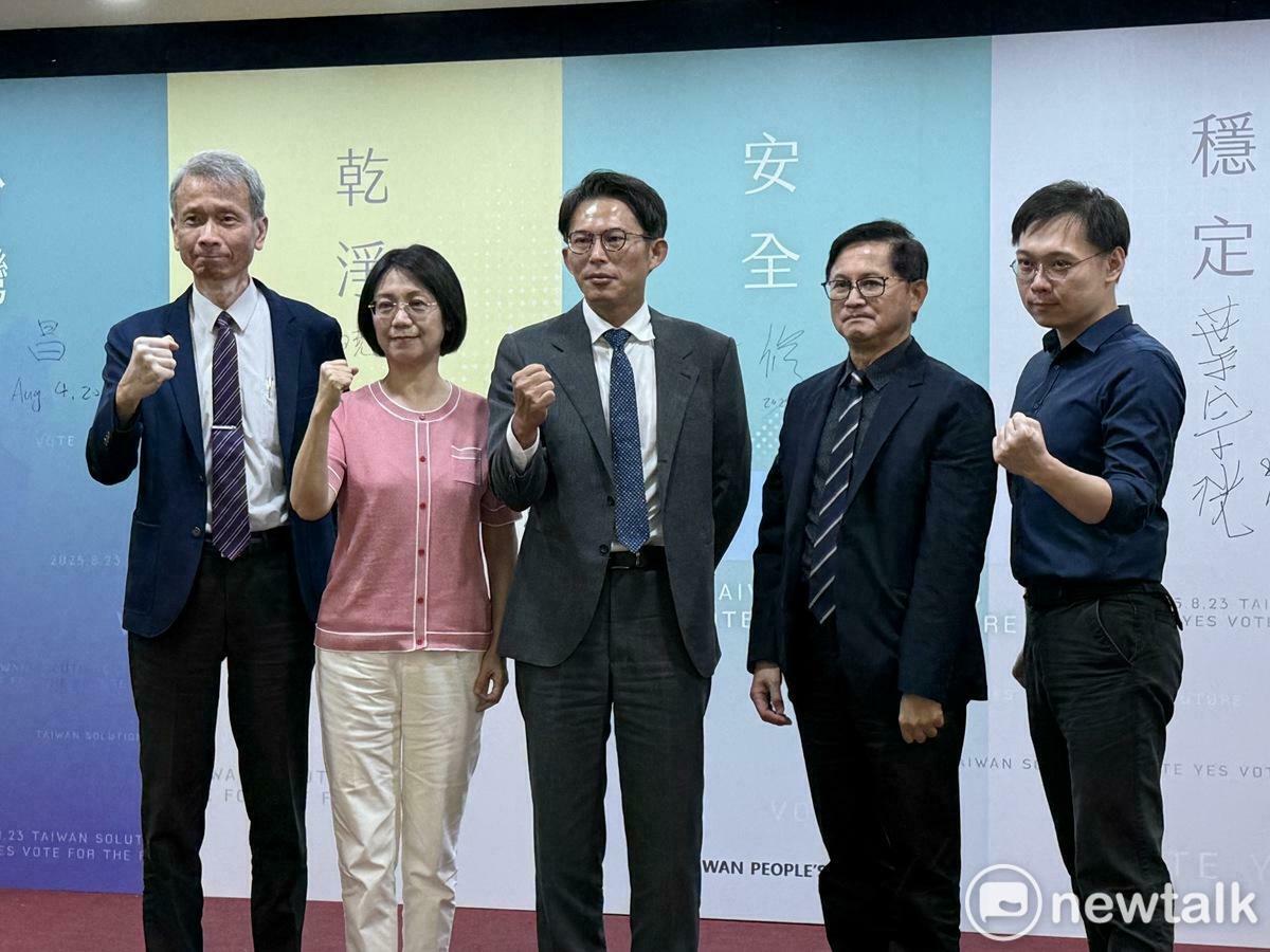民眾黨召開「核三延役公投正聲亮「同意，更好的台灣」記者會，黨主席黃國昌（中）、國民黨立委翁曉玲（左2）、核能流言終結者創辦人黃士修（右1）、清大教授葉宗洸（左1）、和碩董事長童子賢（右2）等人出席。 圖：周煊惠 / 攝