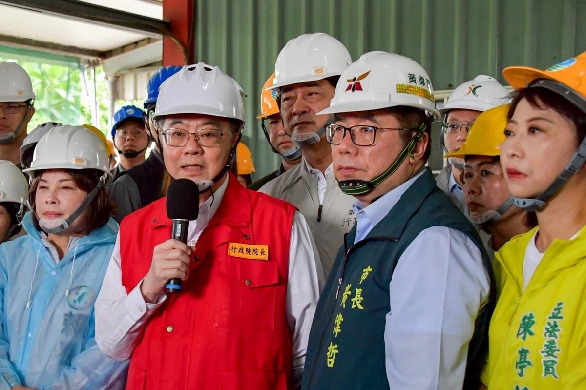 行政院長卓榮泰今（4）日前往台南柳營視察災區房屋修繕重建情形時表示，《丹娜絲颱風災後復原特別條例》（草案）目前匡列的預算已將近300億元，未來會一併考量0728豪雨受災狀況提高預算規模，並於本週四（8/7）行政院會通過後，送立法院審議。 圖：行政院提供