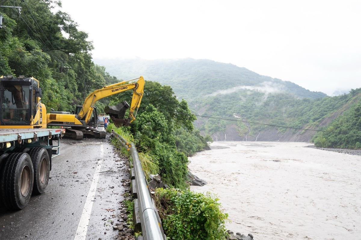 7月28日起中南部地區降下超大豪雨，重災區高屏山區累積雨量逼近3,000毫米，不僅雨量超過莫拉克颱風，甚至高雄山區仍有部分地區因道路阻斷成為孤島。 圖：交通部／提供