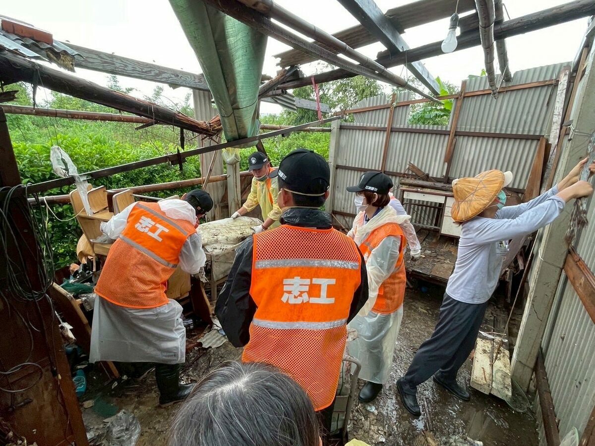 民進黨前往台南協助救災。 圖：翻攝自民進黨臉書
