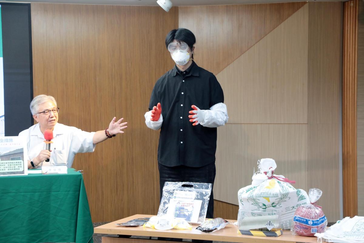 成功大學副校長李俊璋指出，一般鋪設於屋頂的石綿瓦與水泥結合緊密，正常狀況下纖維不易飄散。只要不自行拆除、不切割、不任意破壞，風險極低。石綿清運專案若依正規程序執行，對民眾與清理人員均屬安全無虞。 圖：台南市政府提供