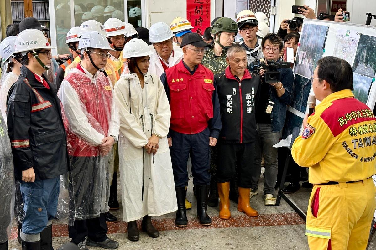 受西南氣流之影響，高雄山區連日降下超大豪雨，造成山區多處聯外道路地面坍塌、路基流失，高雄市長陳其邁4日上午陪同行政院長卓榮泰前往六龜山區視察。 圖：高雄市府提供