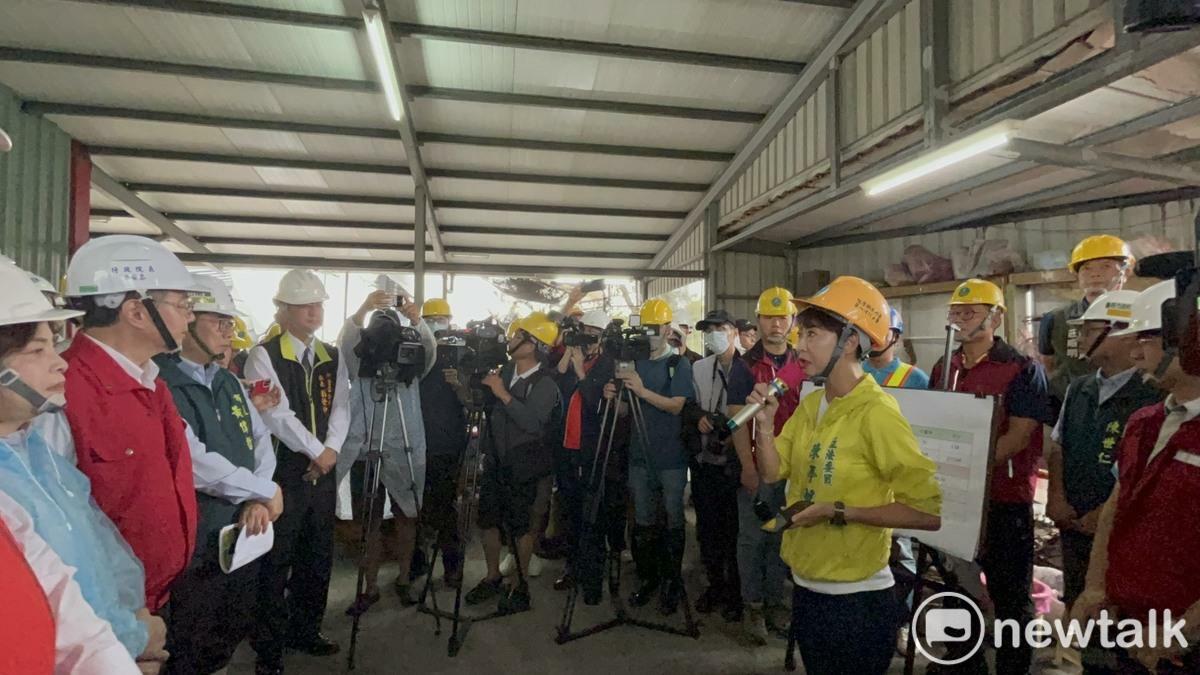 行政院長卓榮泰前往台南視察水災災情，立法委員陳亭妃在現場建言指出，目前行政院正在研擬的《災後復原特別條例》，除了應涵蓋治水工程及土石流防治等後續工作外，更應正視災民實際重建需求，調整相關補助金額，以符合當前物價水準。 圖：陳亭妃服務處提供