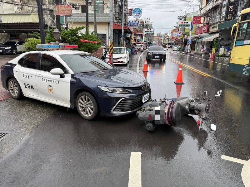屏東鹽埔鄉今(4)日上午發生一起機車逆向的車禍事故。一名73歲的柯姓老翁在派出所門口逆向騎機車與正要巡邏的警車發生碰撞。 圖：里港警分局提供