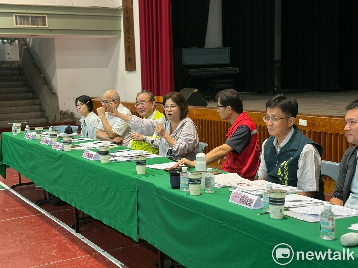 立法委員賴惠員於第四度率領立法院財政委員會南下，舉辦「丹娜絲風災及0728豪雨對台南地區農、漁、牧、蘭花業者所造成之災損及政府各項協助措施執行情形」座談會，農業部胡忠一次長特別出席，與溪北地區農畜產業第一線的代表，共同討論災後復原的重要課題。 圖：賴惠員服務處提供