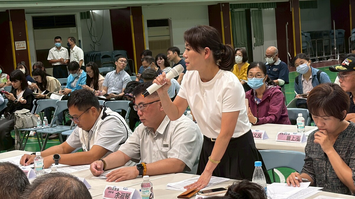 立法委員賴惠員於第四度率領立法院財政委員會南下，舉辦「丹娜絲風災及0728豪雨對台南地區農、漁、牧、蘭花業者所造成之災損及政府各項協助措施執行情形」座談會，農業部胡忠一次長特別出席，與溪北地區農畜產業第一線的代表，共同討論災後復原的重要課題。 圖：賴惠員服務處提供