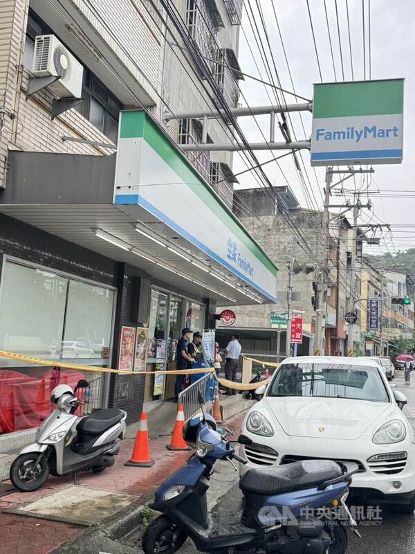 57歲詹姓男子4日上午在台中市豐原區南陽路一家便利商店，全身多處遭人持利器刺傷，現場無生命跡象，送醫急救仍不治。警方在超商外拉起封鎖線，釐清案情。中央社記者趙麗妍攝  114年8月4日