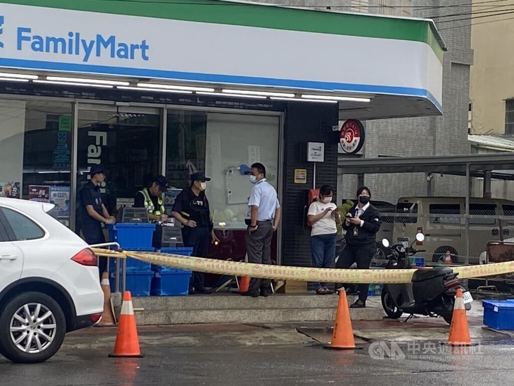 詹姓男子4日上午在台中市豐原區南陽路一家便利商店遭人持利器刺傷，到院前已無生命跡象，經搶救無效。圖為警方封鎖現場，釐清案情。中央社記者趙麗妍攝　114年8月4日