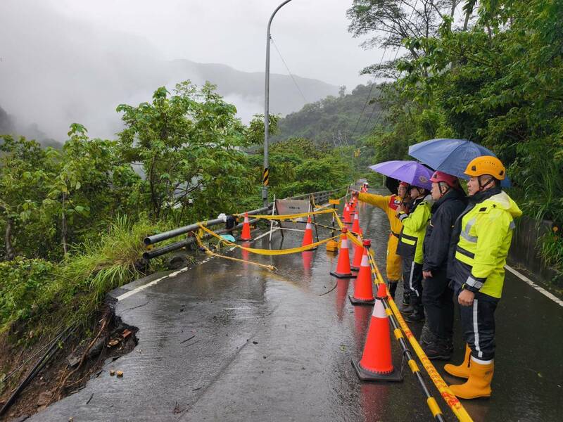 高雄桃源南橫公路山區於7月30日晚間發生五口墜谷事故。今將持續出動46名人力與2架無人機投入搜救，但因山區間歇性降雨，搜救作業將視天候即時調整。 圖：市府提供